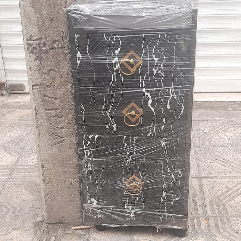 ترولی چوبی آرایشگاهی سه کشو طرح سنگ مشکی سفید ارسال به سراسر ایران هزینه ارسال به عهده ی خود مشتری می باشد