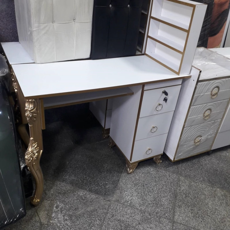 میز ناخن به همراه استندلاک دررنگ بندی سفید ومشکی هزینه ارسال درب منزل توسط مشتری پرداخت میشود
