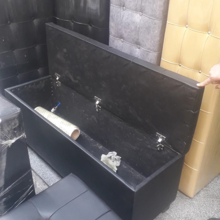 پاف سه نفره چرم دررنگ بندی متنوع هزینه ارسال به پای مشتری درب منزل پرداخت میشود