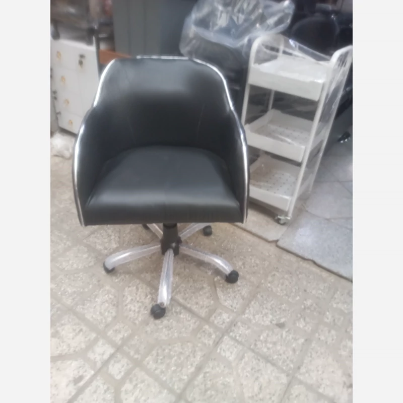 صندلی گپ لگنی چستر در رنگبندی به صورت پسکرایه می باشد
